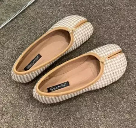 Sapatos de couro de microfibra Tabi Ninja, apartamentos confortáveis, chinelos Split Toe, mocassins fundo macio, breves mocassins trotter senhoras, 2023