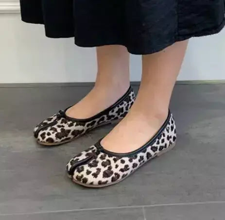 Sapatos de couro de microfibra Tabi Ninja, apartamentos confortáveis, chinelos Split Toe, mocassins fundo macio, breves mocassins trotter senhoras, 2023
