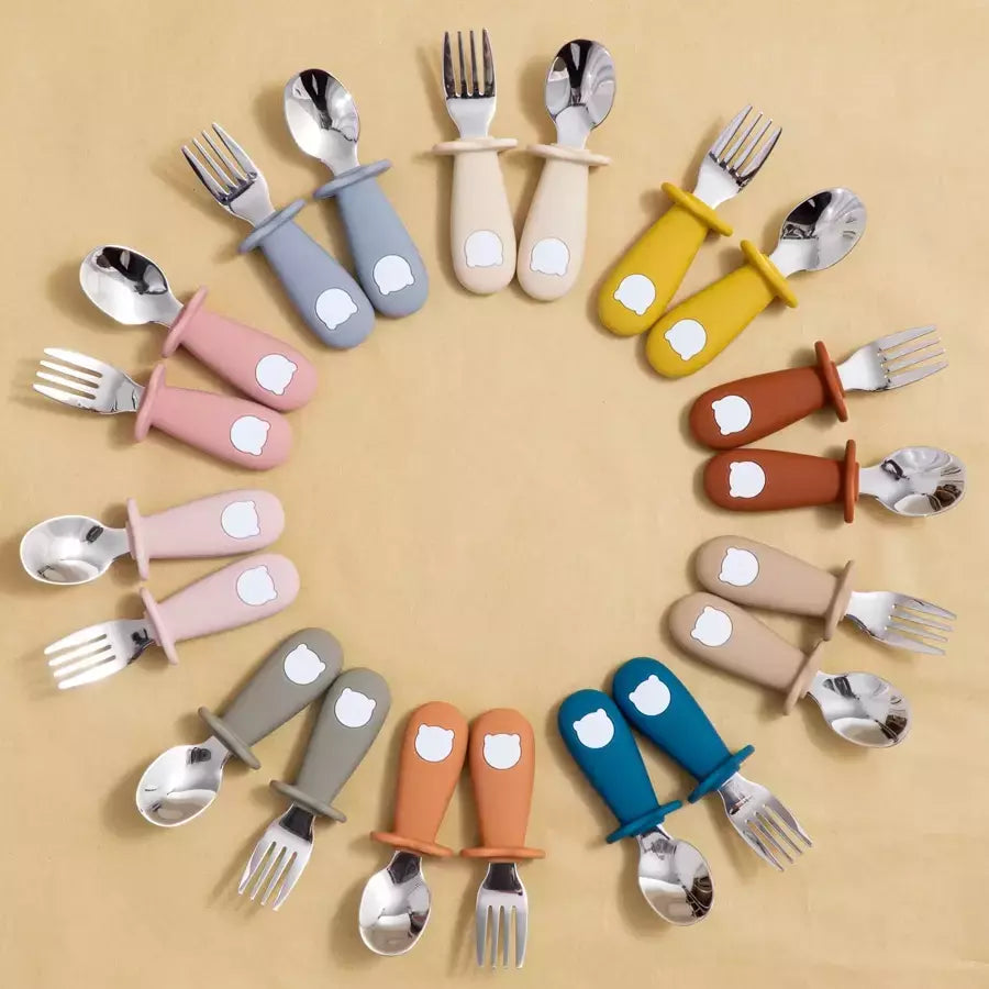 Bebê alimentação sólida colher e garfo conjunto, sem BPA, alça de silicone, urso dos desenhos animados, utensílio inoxidável, talheres infantis, novo design