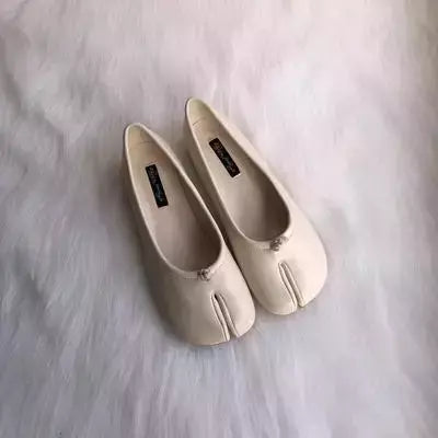 Sapatos de couro de microfibra Tabi Ninja, apartamentos confortáveis, chinelos Split Toe, mocassins fundo macio, breves mocassins trotter senhoras, 2023