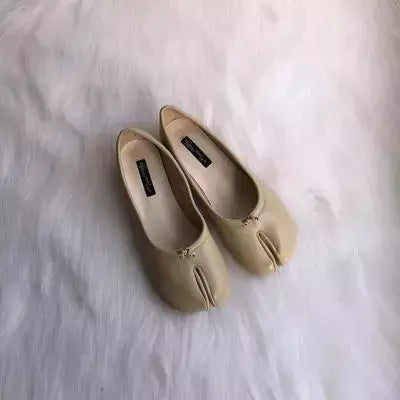 Sapatos de couro de microfibra Tabi Ninja, apartamentos confortáveis, chinelos Split Toe, mocassins fundo macio, breves mocassins trotter senhoras, 2023