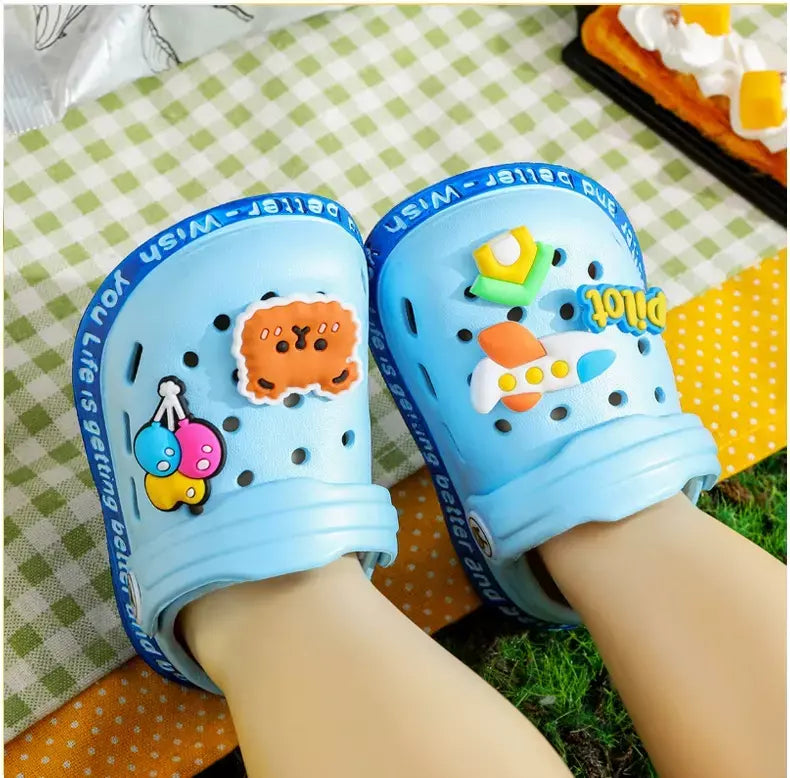 Verão crianças sapatos sandálias buraco sapatos infantis chinelos macio anti-skid design dos desenhos animados buraco sapatos de bebê praia de areia para meninos meninas