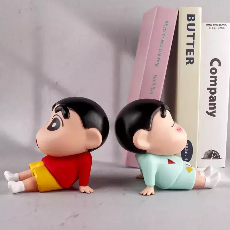 Crayon shin-chan figuras suporte do telefone kawaii anime ornamentos de mesa dos desenhos animados assistindo tv telefone suporte bonito boneca decorações