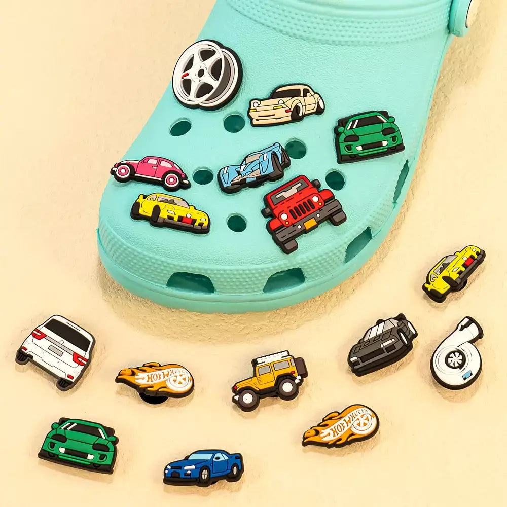 1-20 pçs encantos de sapato de carro legal veículo sapato acessórios decorações dos desenhos animados pinos para homens meninos crianças diy tamanco fivela jardim sandália