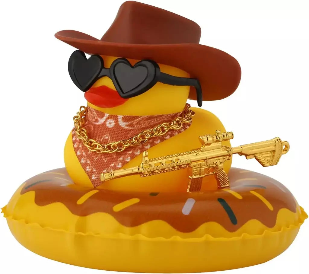 Pato de borracha com arma para decoração de painel de carro, brinquedo de pato estridente, patos de cowboy amarelos, ornamento de carro, acessórios divertidos