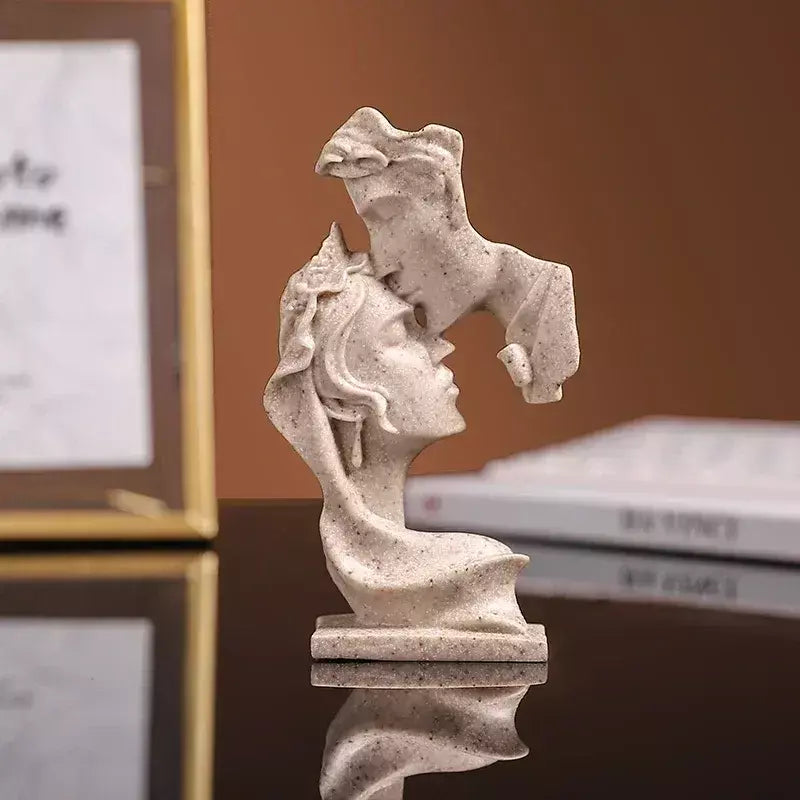 Mini resina amantes estátua estatueta beijando postura modelo artesanato escultura ornamento decoração para casa desktop armário de vinho decoração