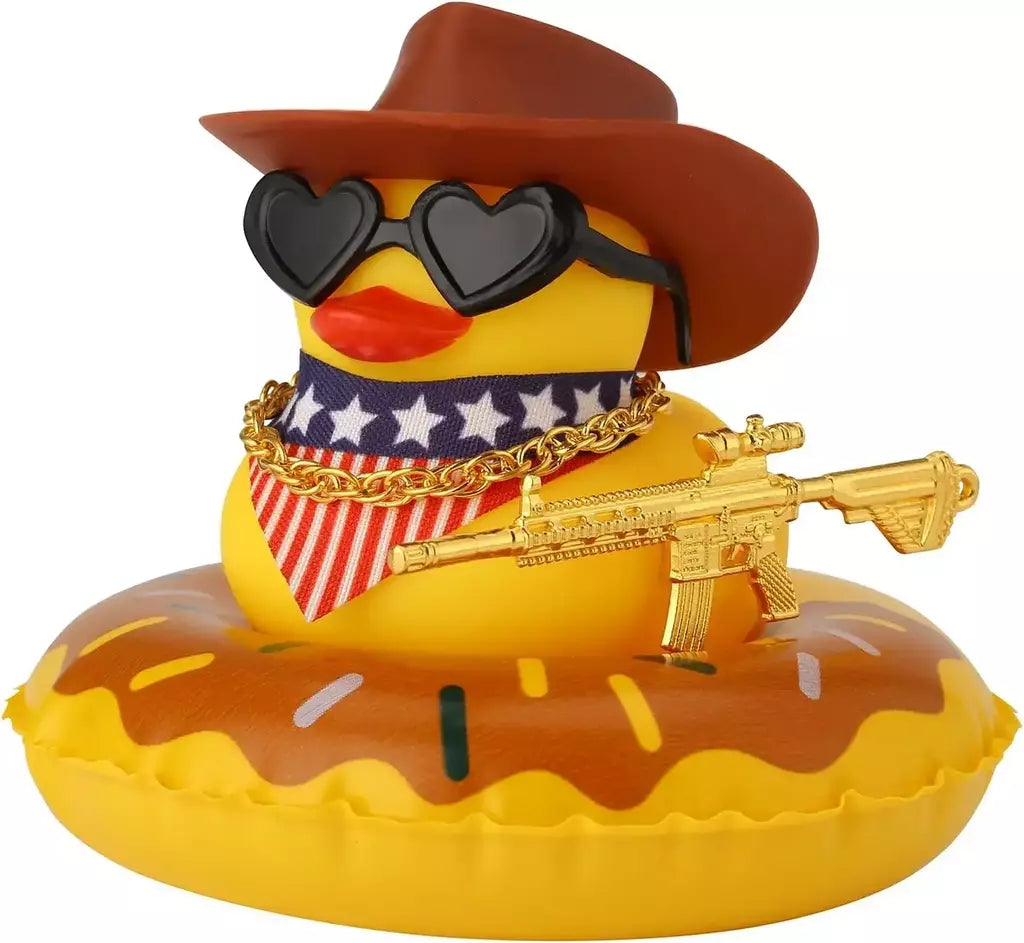 Pato de borracha com arma para decoração de painel de carro, brinquedo de pato estridente, patos de cowboy amarelos, ornamento de carro, acessórios divertidos