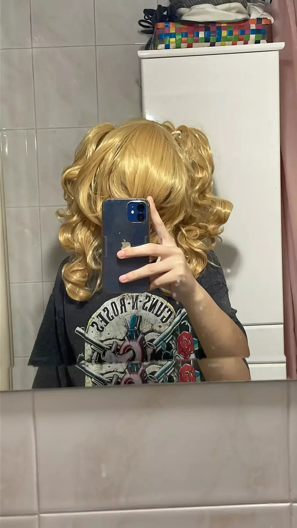 Longo ondulado cosplay misto loira peruca traje 2 rabos de cavalo resistente ao calor perucas de cabelo sintético