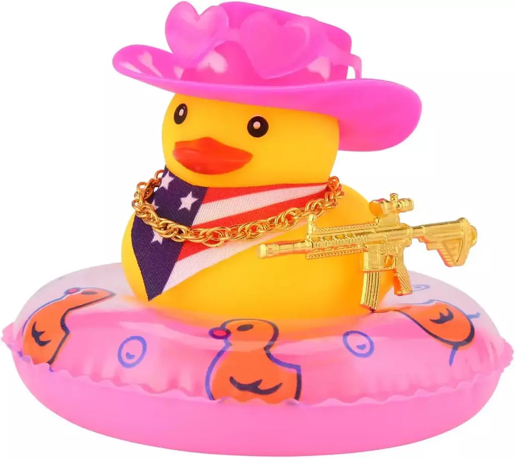 Pato de borracha com arma para decoração de painel de carro, brinquedo de pato estridente, patos de cowboy amarelos, ornamento de carro, acessórios divertidos