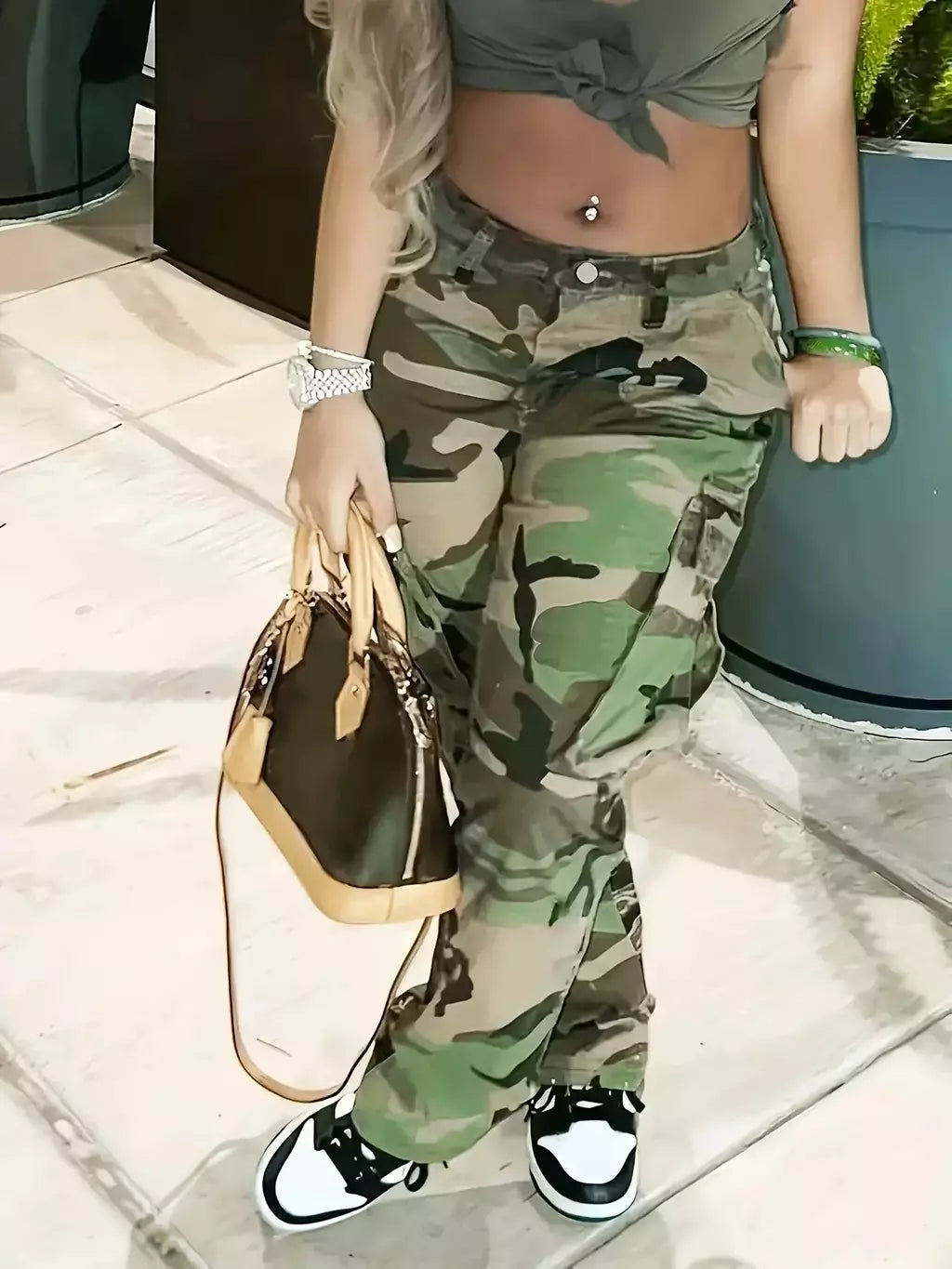 Camo Print Side Flap Pocket Calça Jeans de carga feminina, ajuste solto, elástico, Kpop Denim Pants, Y2K Roupas