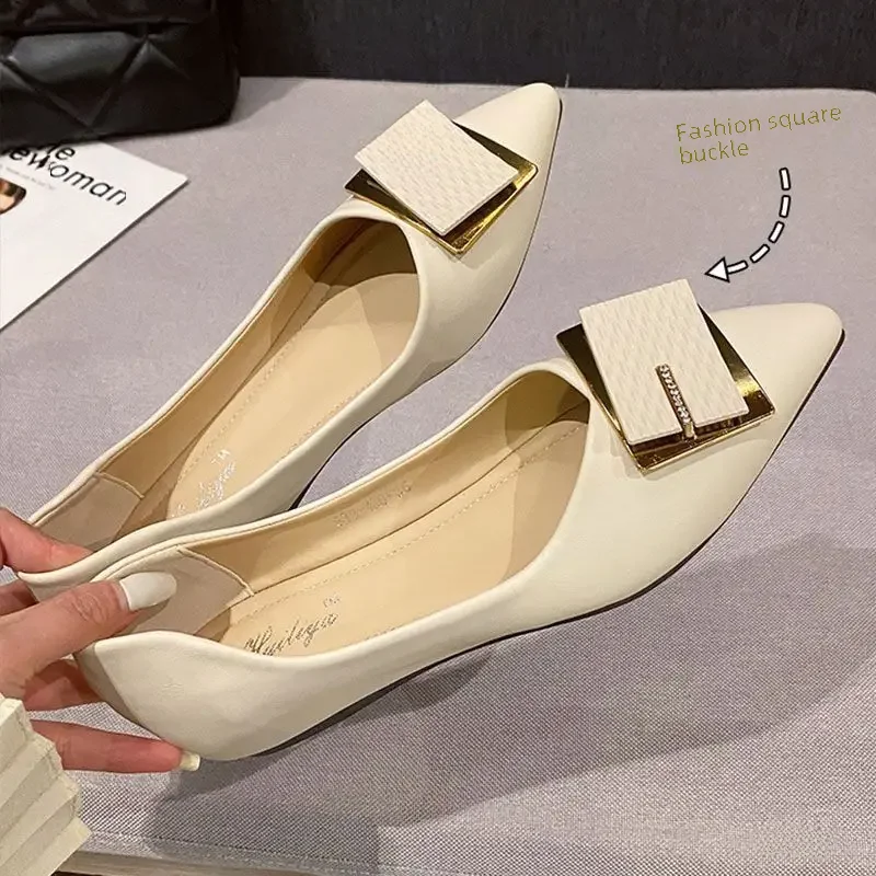 Sandálias planas de couro macio para mulheres, sapatos versáteis de verão, fundo claro, borracha superior, passo de um pé
