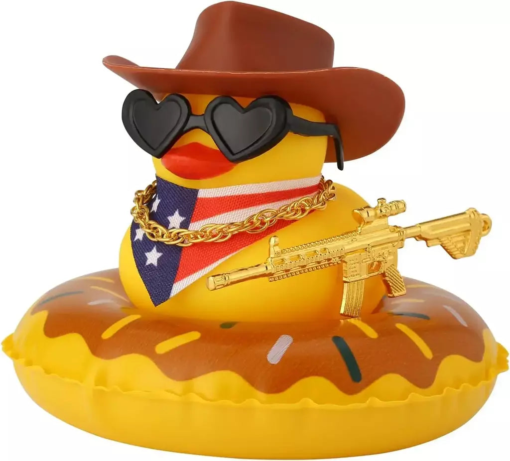 Pato de borracha com arma para decoração de painel de carro, brinquedo de pato estridente, patos de cowboy amarelos, ornamento de carro, acessórios divertidos