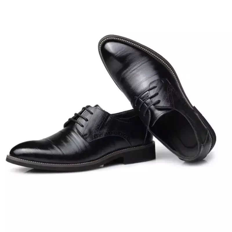 Sapatos masculinos de couro casual, sapatos luxuosos, sapatos sociais masculinos, designer britânico de ponta pontiagudos, marrom suave, negócios de casamento