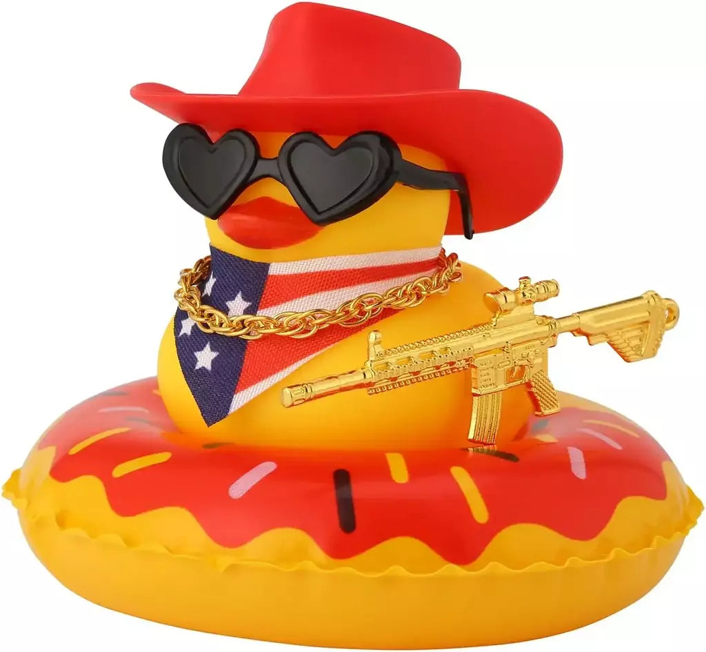 Pato de borracha com arma para decoração de painel de carro, brinquedo de pato estridente, patos de cowboy amarelos, ornamento de carro, acessórios divertidos