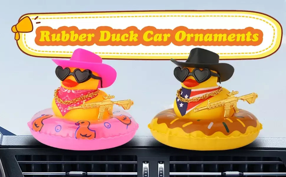 Pato de borracha com arma para decoração de painel de carro, brinquedo de pato estridente, patos de cowboy amarelos, ornamento de carro, acessórios divertidos