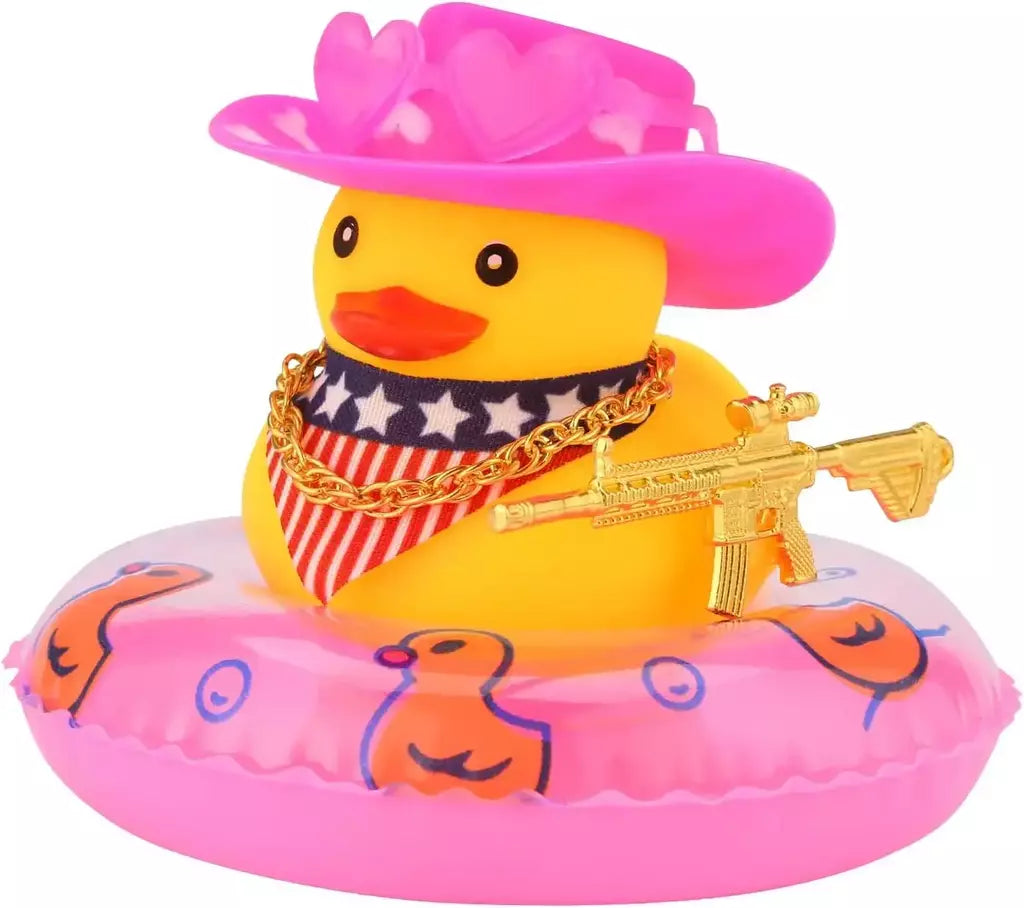Pato de borracha com arma para decoração de painel de carro, brinquedo de pato estridente, patos de cowboy amarelos, ornamento de carro, acessórios divertidos