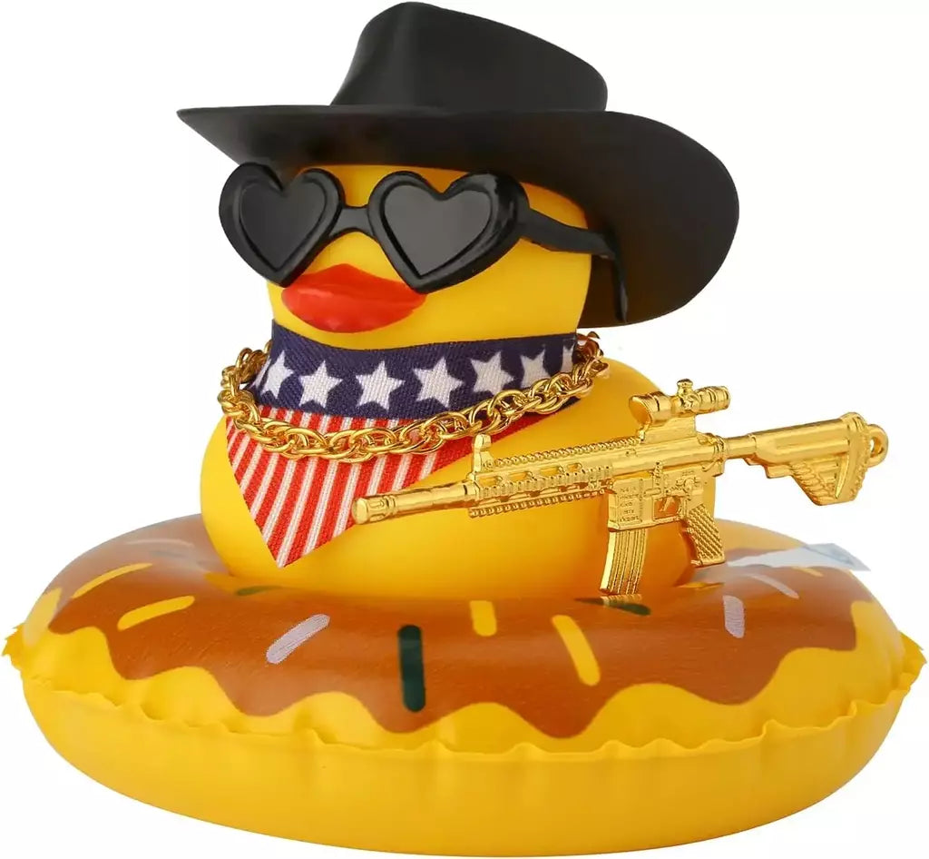 Pato de borracha com arma para decoração de painel de carro, brinquedo de pato estridente, patos de cowboy amarelos, ornamento de carro, acessórios divertidos