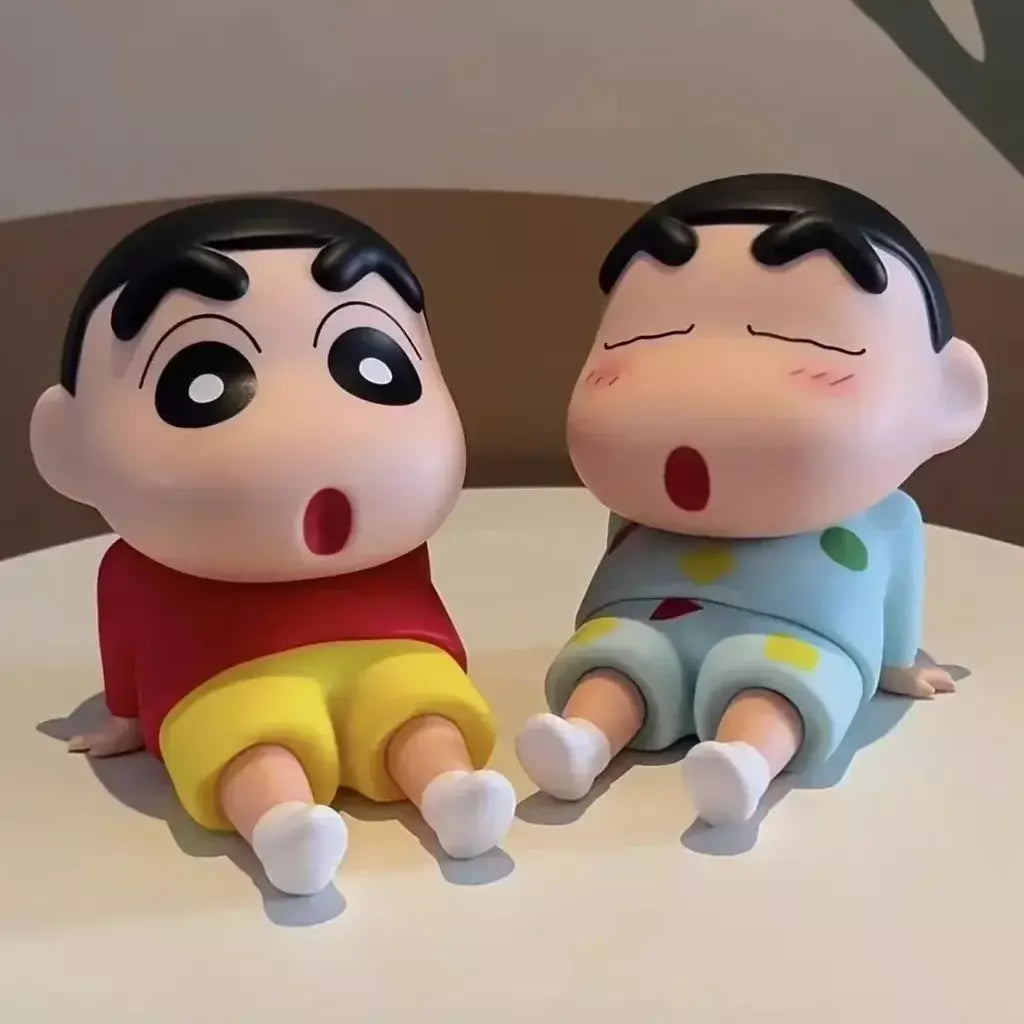 Crayon shin-chan figuras suporte do telefone kawaii anime ornamentos de mesa dos desenhos animados assistindo tv telefone suporte bonito boneca decorações