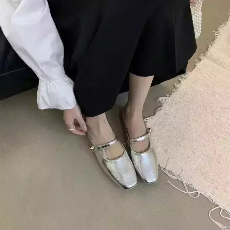 Chinelos de couro macio com alça de fivela prateada, sapatilhas casuais, sapato de mulas brilhantes, dedo do pé, metálico, elegante, moda, 2024