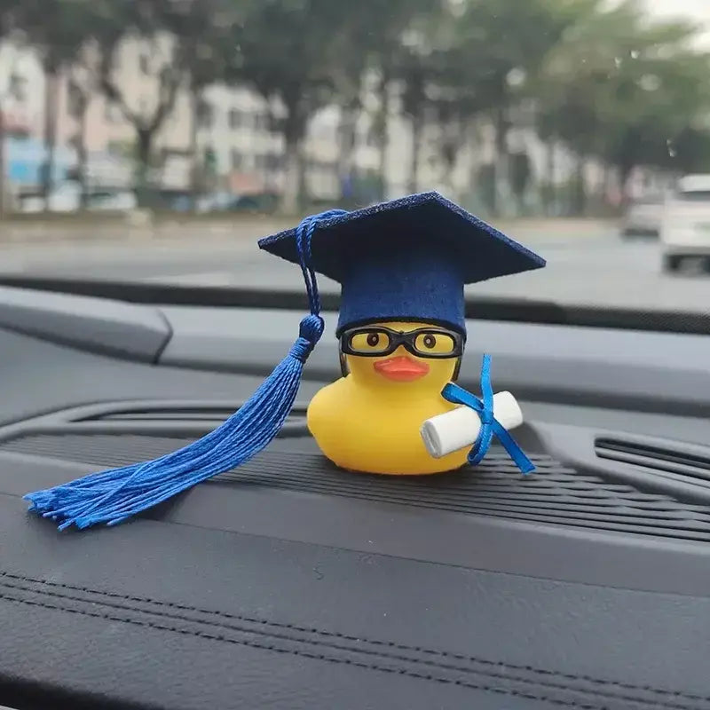 Ornamento de carro de pato de formatura pato amarelo com chapéu de formatura óculos de borracha pato ornamento interior do carro presente de temporada de formatura