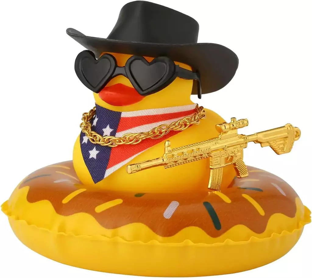 Pato de borracha com arma para decoração de painel de carro, brinquedo de pato estridente, patos de cowboy amarelos, ornamento de carro, acessórios divertidos