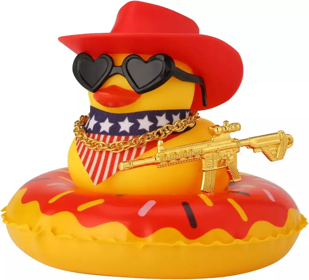 Pato de borracha com arma para decoração de painel de carro, brinquedo de pato estridente, patos de cowboy amarelos, ornamento de carro, acessórios divertidos