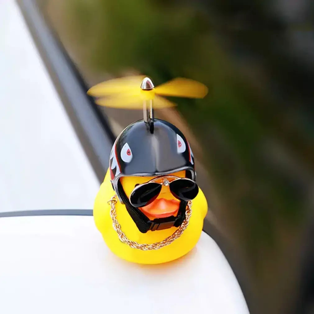 Borracha vento quebrado pato brinquedo motocicleta carro ornamentos pato amarelo painel do carro decoração com óculos legais hélice helmet2025