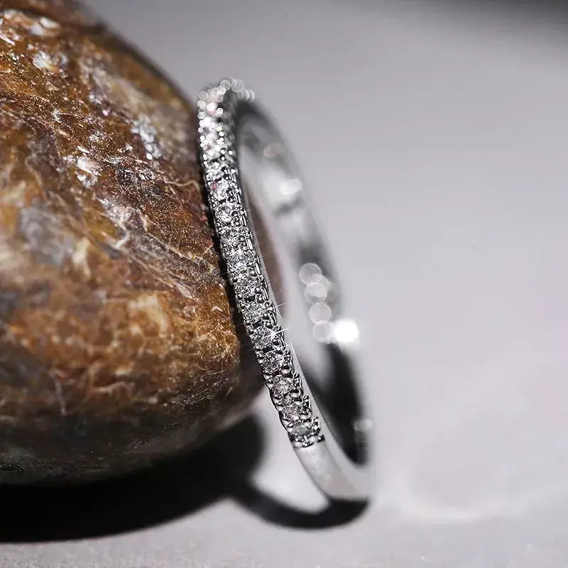 Huitan novos anéis finos minimalistas para mulheres casamento brilhante zircão cúbico de alta qualidade versátil feminino anel de dedo jóias