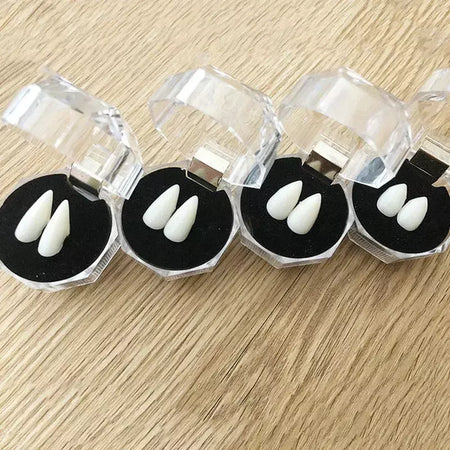 1 par de dentes de vampiro, presas, adereços para dentaduras, fantasia de halloween, dentes falsos, cola sólida, adesivo para dentadura, decoração de festa de halloween