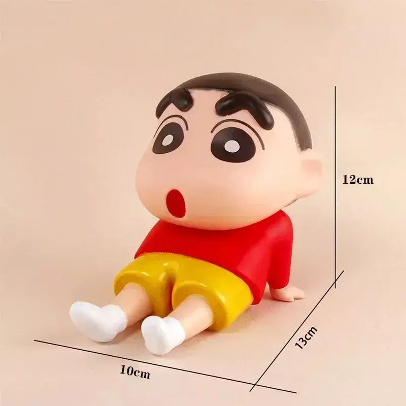 Crayon shin-chan figuras suporte do telefone kawaii anime ornamentos de mesa dos desenhos animados assistindo tv telefone suporte bonito boneca decorações