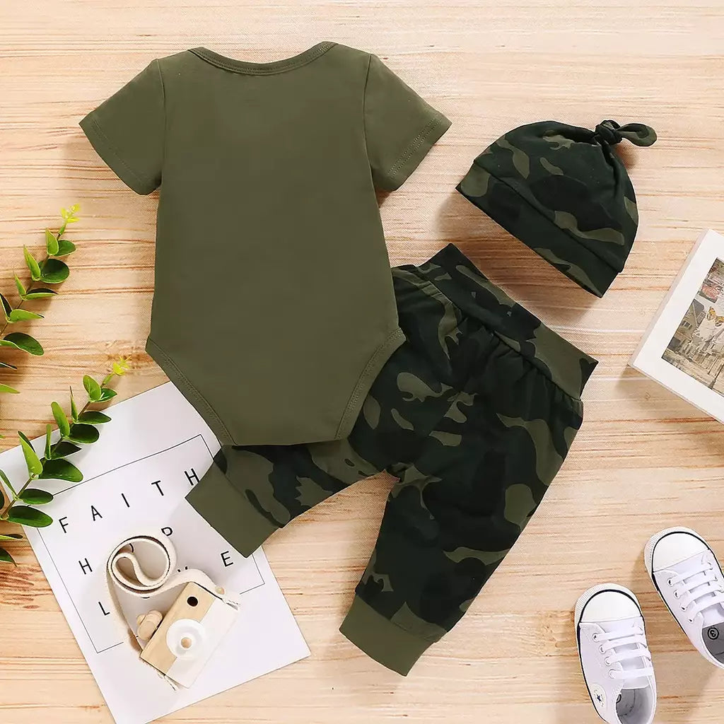 Conjunto de roupas para bebês recém-nascidos de 0 a 18 meses, estampa de letras, body de manga curta + calças camufladas + chapéu, 3 peças, roupas de verão para meninos