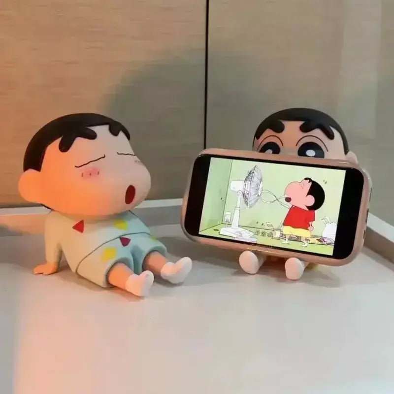Crayon shin-chan figuras suporte do telefone kawaii anime ornamentos de mesa dos desenhos animados assistindo tv telefone suporte bonito boneca decorações
