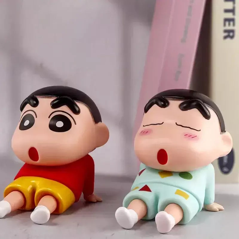 Crayon shin-chan figuras suporte do telefone kawaii anime ornamentos de mesa dos desenhos animados assistindo tv telefone suporte bonito boneca decorações