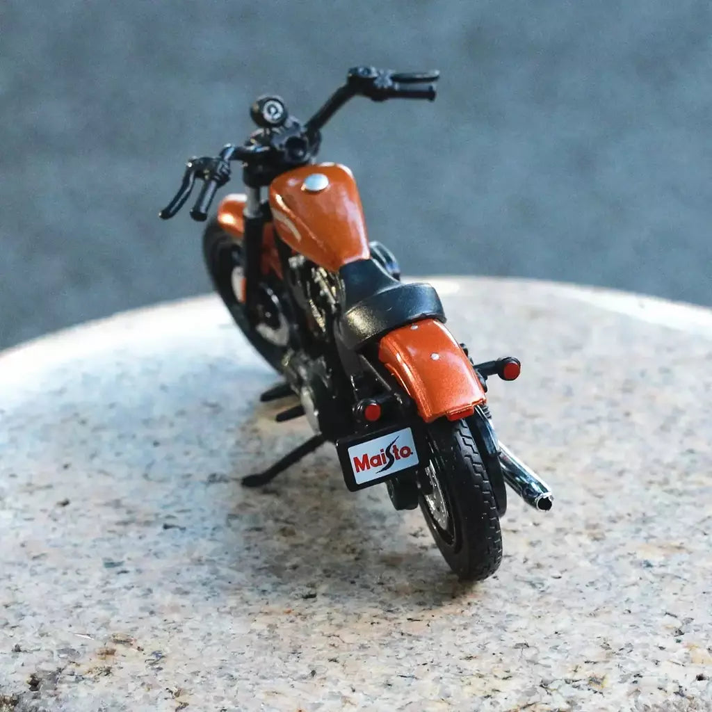 Maisto 1:18 harley davidson sportster ferro 883 liga clássico modelo da motocicleta diecast metal motocicleta modelo crianças brinquedos presente