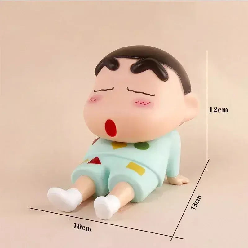 Crayon shin-chan figuras suporte do telefone kawaii anime ornamentos de mesa dos desenhos animados assistindo tv telefone suporte bonito boneca decorações
