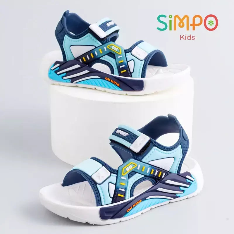 Um par de sandálias infantis de verão unissex com fundo macio sapatos casuais de praia para estudantes da escola primária