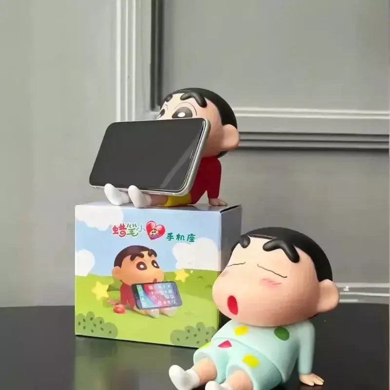 Crayon shin-chan figuras suporte do telefone kawaii anime ornamentos de mesa dos desenhos animados assistindo tv telefone suporte bonito boneca decorações