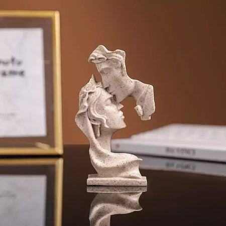 Mini resina amantes estátua estatueta beijando postura modelo artesanato escultura ornamento decoração para casa desktop armário de vinho decoração