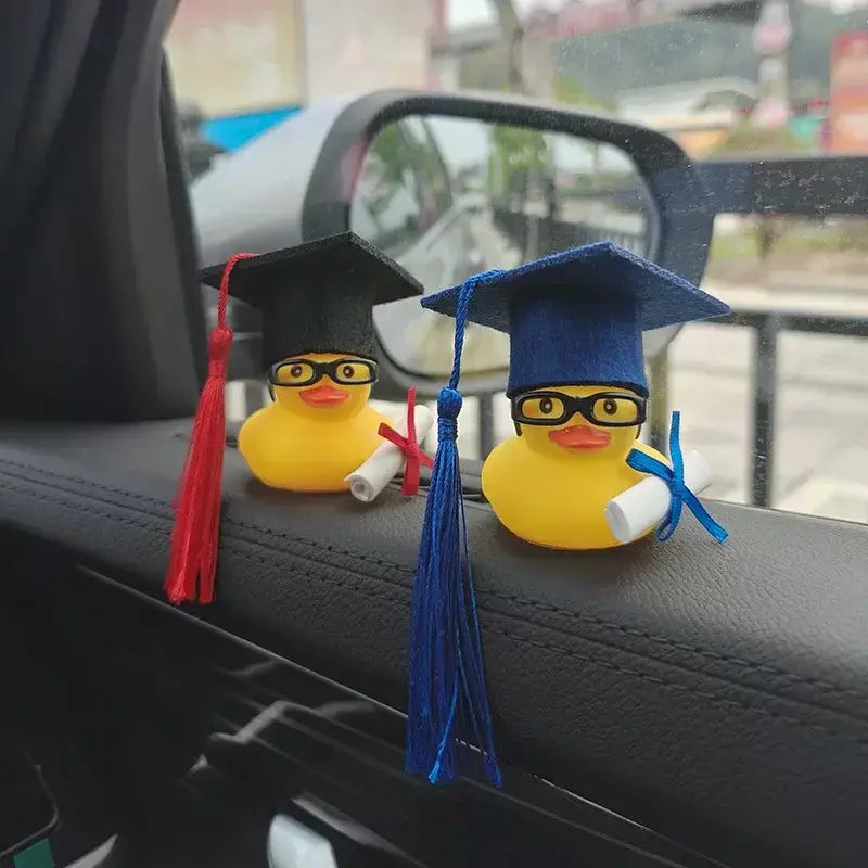 Ornamento de carro de pato de formatura pato amarelo com chapéu de formatura óculos de borracha pato ornamento interior do carro presente de temporada de formatura