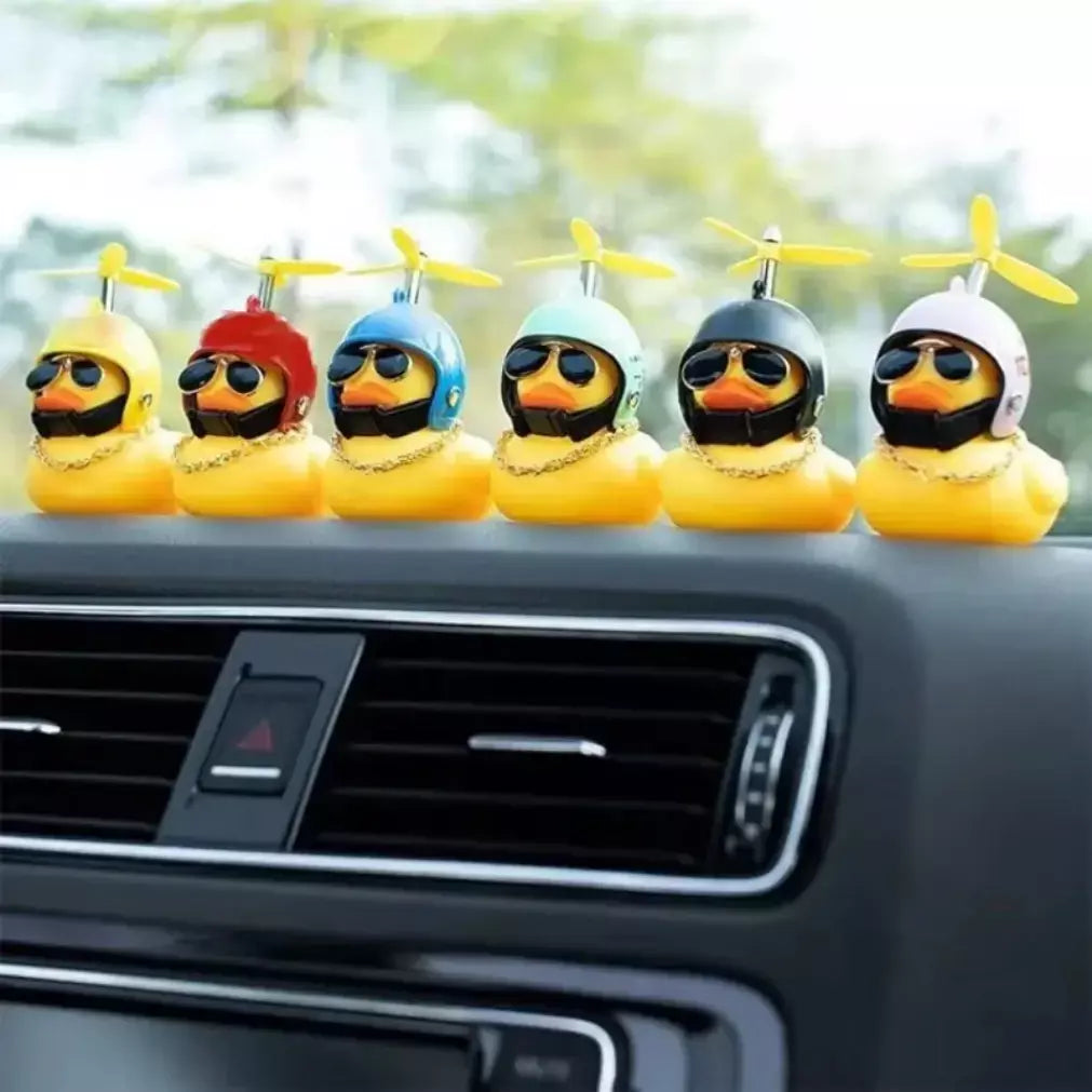 Borracha vento quebrado pato brinquedo motocicleta carro ornamentos pato amarelo painel do carro decoração com óculos legais hélice helmet2025