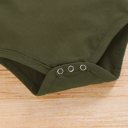 Conjunto de roupas para bebês recém-nascidos de 0 a 18 meses, estampa de letras, body de manga curta + calças camufladas + chapéu, 3 peças, roupas de verão para meninos