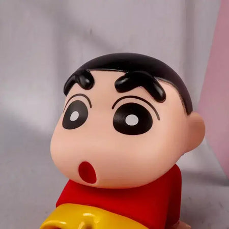 Crayon shin-chan figuras suporte do telefone kawaii anime ornamentos de mesa dos desenhos animados assistindo tv telefone suporte bonito boneca decorações