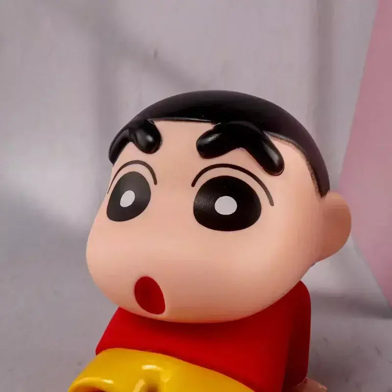 Crayon shin-chan figuras suporte do telefone kawaii anime ornamentos de mesa dos desenhos animados assistindo tv telefone suporte bonito boneca decorações