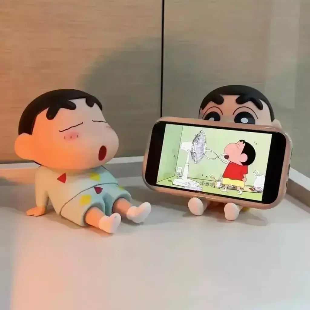 Crayon shin-chan figuras suporte do telefone kawaii anime ornamentos de mesa dos desenhos animados assistindo tv telefone suporte bonito boneca decorações