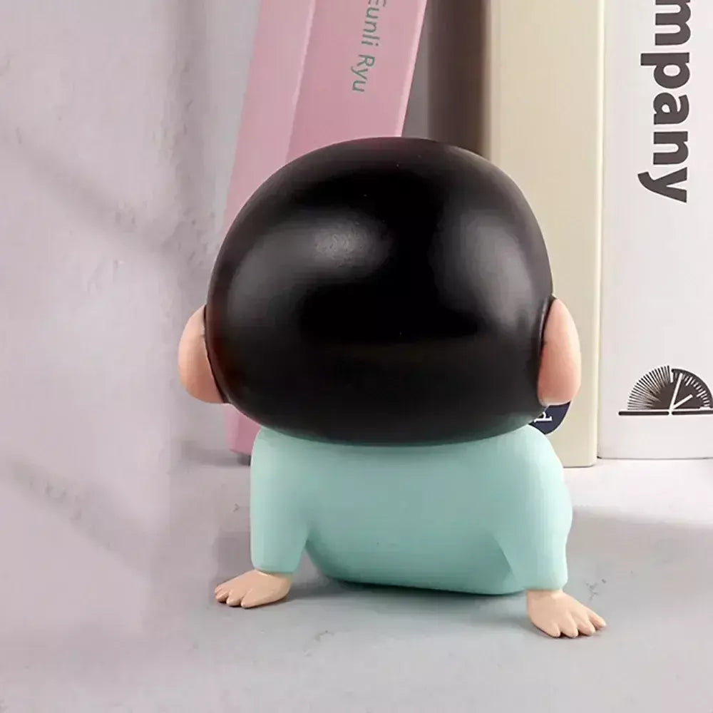 Crayon shin-chan figuras suporte do telefone kawaii anime ornamentos de mesa dos desenhos animados assistindo tv telefone suporte bonito boneca decorações