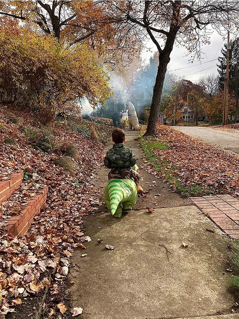 Ride-on traje de dinossauro inflável adequado para festa de halloween ao ar livre atividades pai-filho jogo de rastreamento crianças mascote