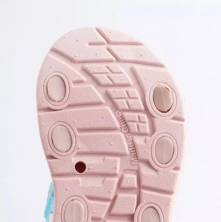 Um par de sandálias infantis de verão unissex com fundo macio sapatos casuais de praia para estudantes da escola primária