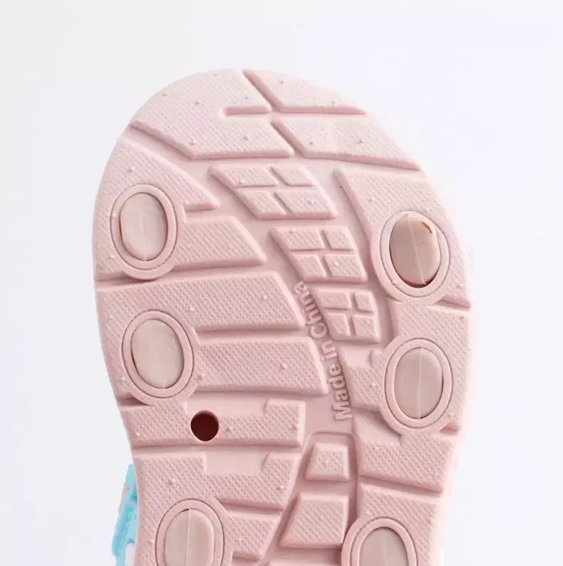 Um par de sandálias infantis de verão unissex com fundo macio sapatos casuais de praia para estudantes da escola primária