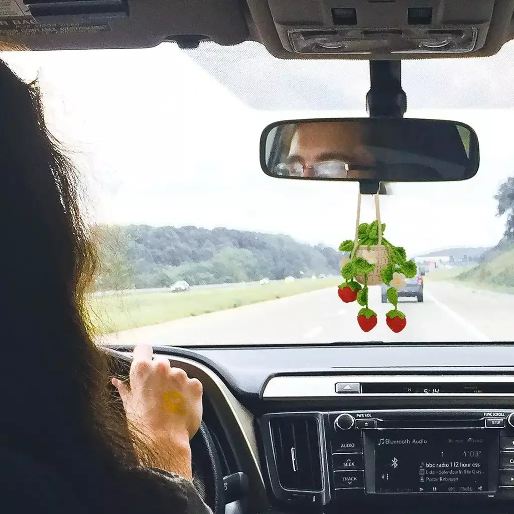 Cesta de suspensão de crochê de planta de carro, planta de suspensão de morango para decoração de carro, encantos de ornamentos de carro para espelho retrovisor