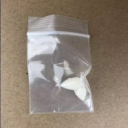 1 par de dentes de vampiro, presas, adereços para dentaduras, fantasia de halloween, dentes falsos, cola sólida, adesivo para dentadura, decoração de festa de halloween
